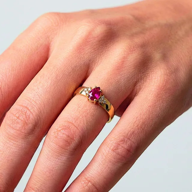 Anel com Pedra Gota Vermelha no modelo