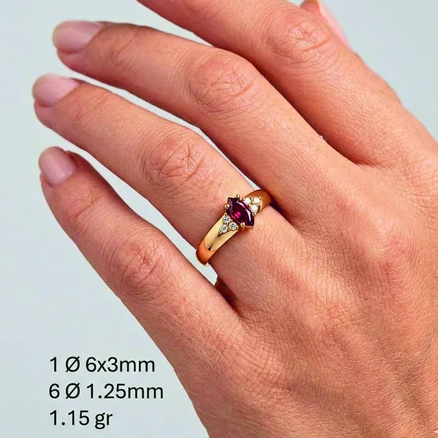 Anel com Pedra Navette Vermelha no modelo