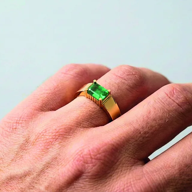 Anel com Pedra Retangular Verde no modelo
