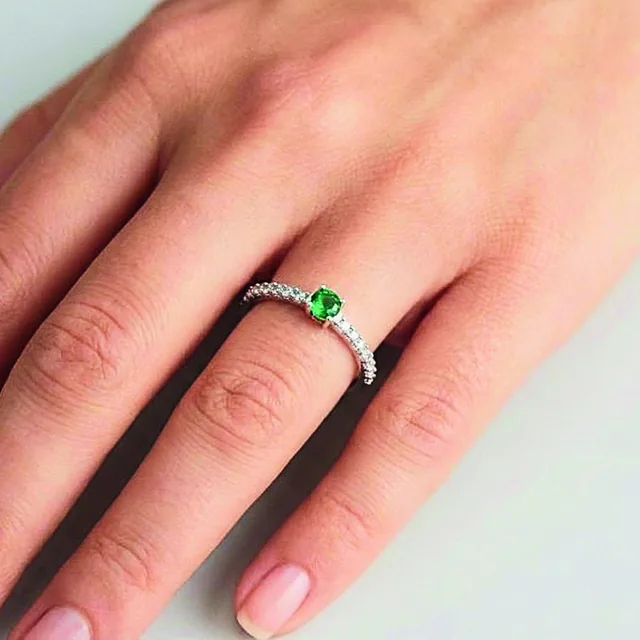 Anel Ouro Branco Pedra Verde no modelo