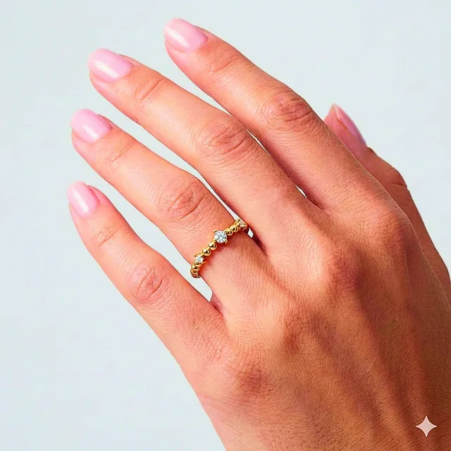 Anel Bolinhas com Zircônias no modelo
