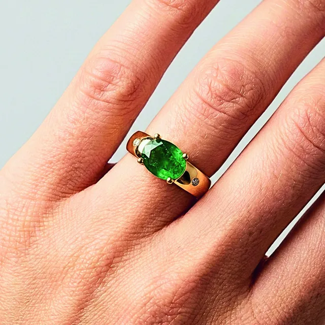 Anel com Pedra Verde Oval no modelo