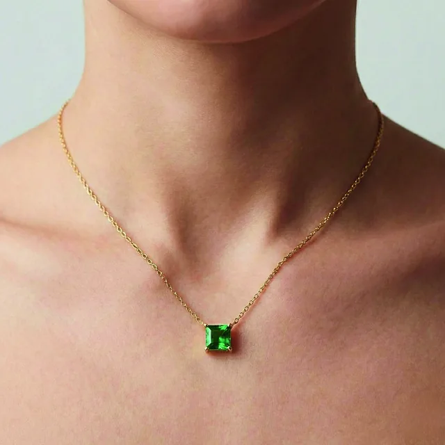 Pingente Quadrado Pedra Verde no modelo