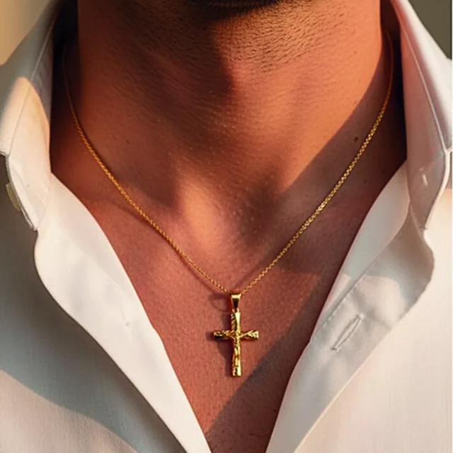 Pingente Cruz Texturizada com Cristo no modelo