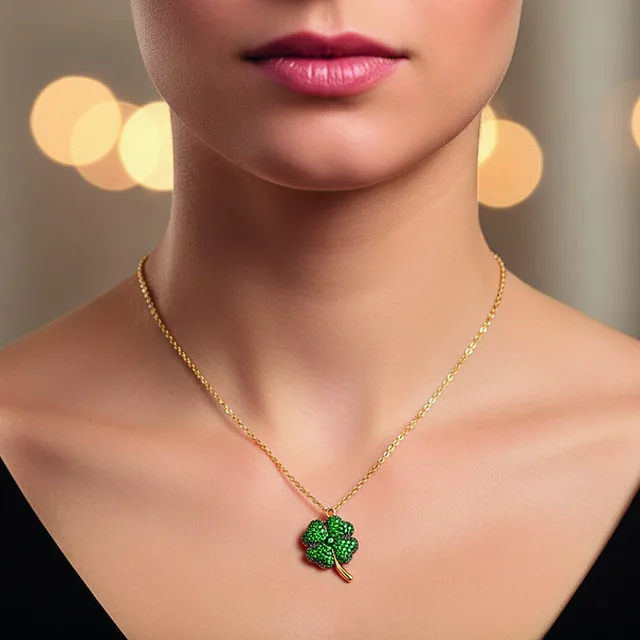 Pingente Trevo Cravejado Verde no modelo