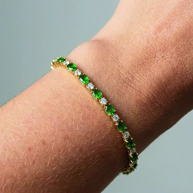 Pulseira Riviera Pedras Verdes e Brancos no modelo
