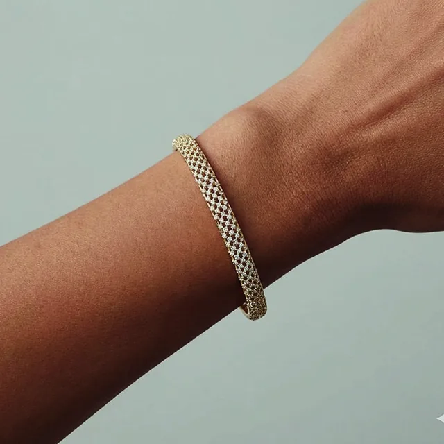 Bracelete Vazada Cravejada no modelo