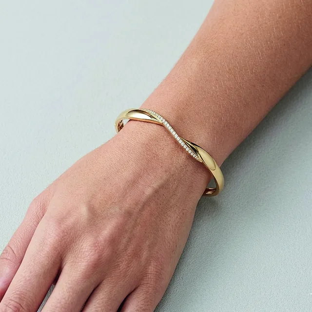 Bracelete Infinito Cravejado no modelo