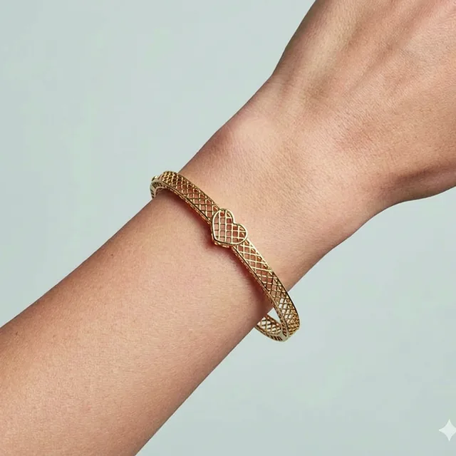 Bracelete Vazada com Coração no modelo