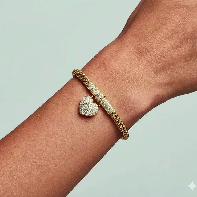 Bracelete com Pingente de Coração no modelo