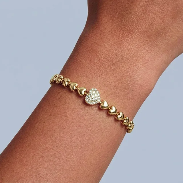 Bracelete com Elos Coração e Coração Central Cravejado no modelo