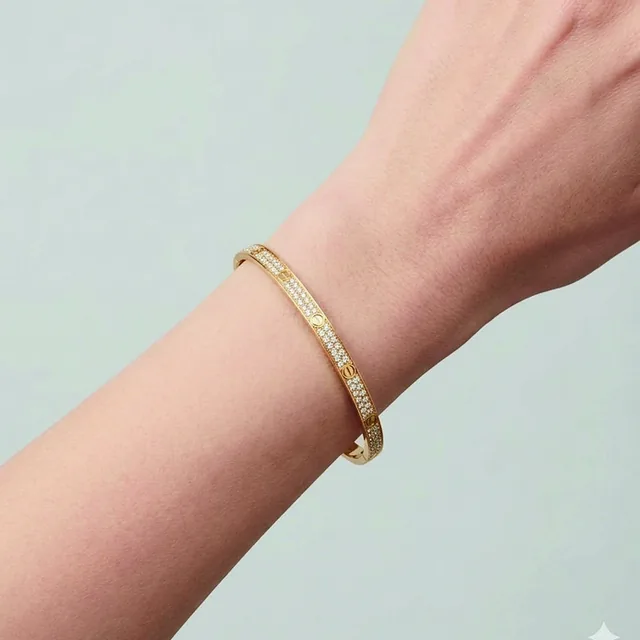 Bracelete de Parafuso Cravejada no modelo