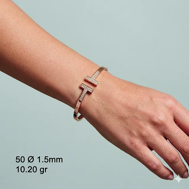 Bracelete “T” Cravejada no modelo