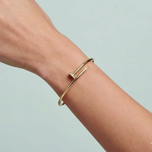 Bracelete Prego Cravejado no modelo