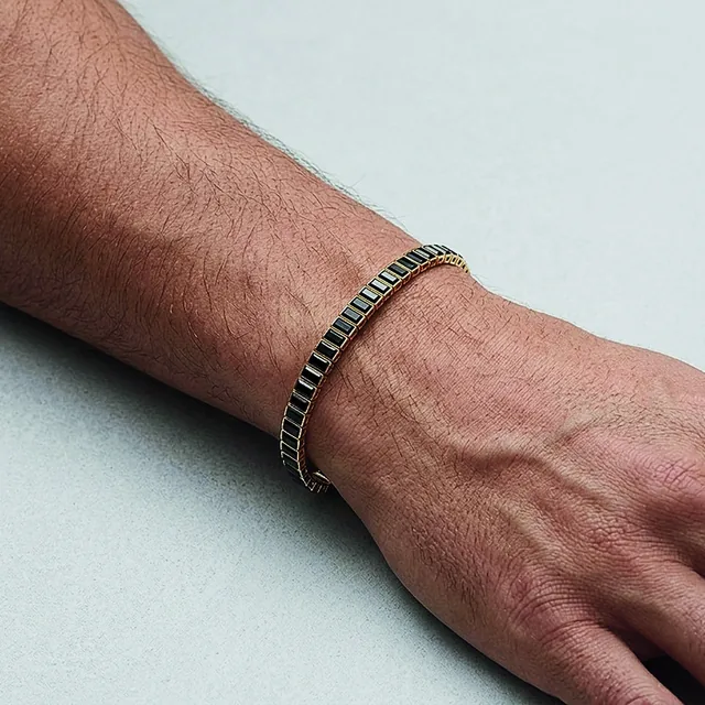 Bracelete Masculino Pedras Escuras no modelo